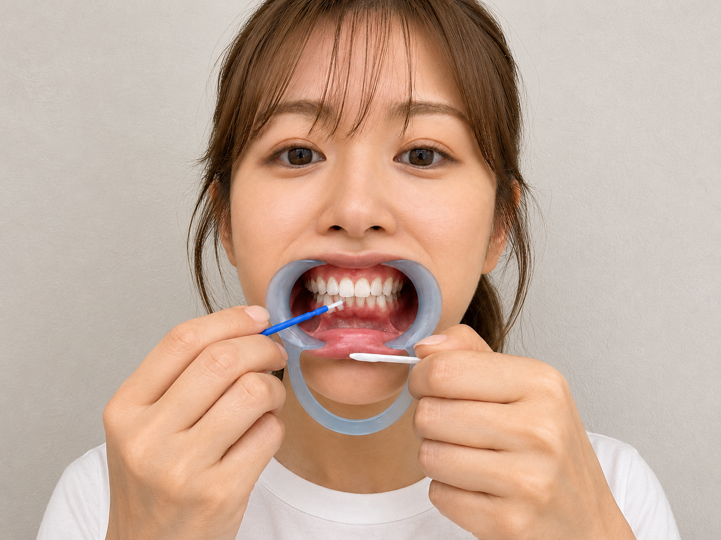 塗布用ブラシで歯へジェルを塗る様子