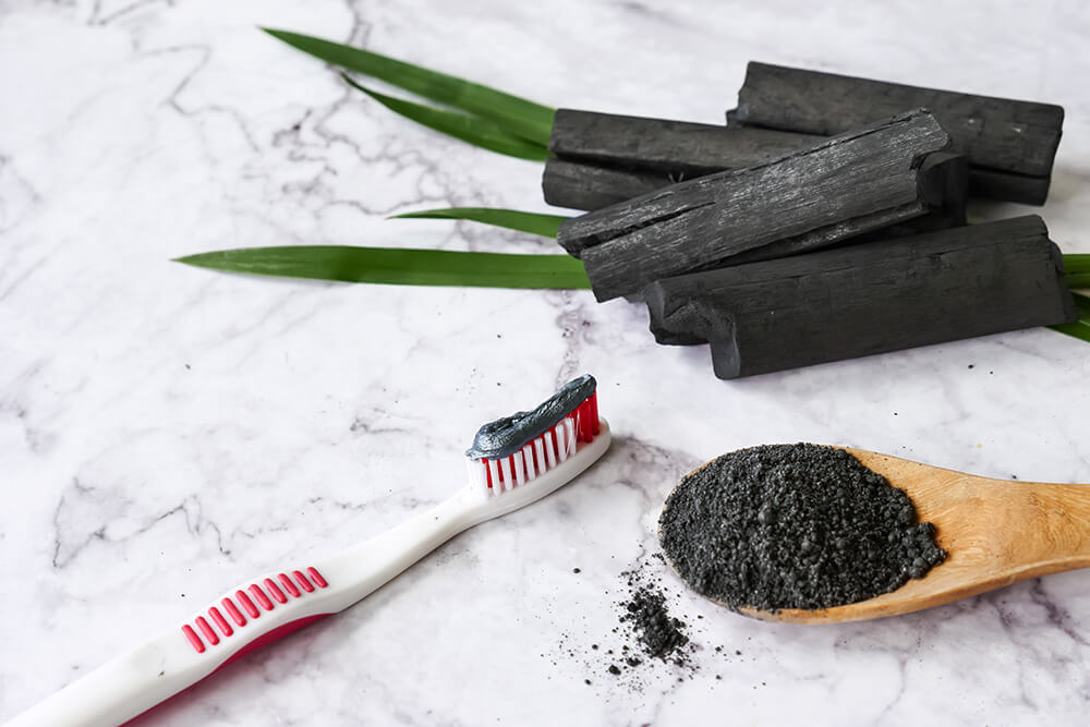 活性炭を使った歯磨きの効果は本当 活性炭カプセルや歯磨き粉 副作用はない 公式 ホワイトニングバー 活性炭を使った歯磨きの効果は本当 活性炭カプセルや歯磨き粉 副作用はない 公式 ホワイトニングバー