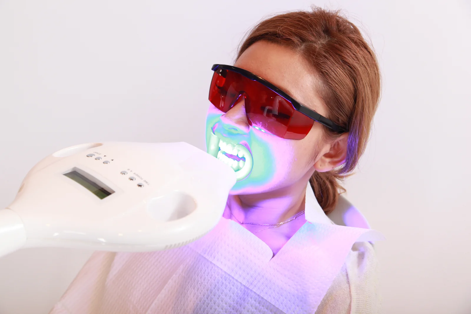 専用LEDライトを照射している様子