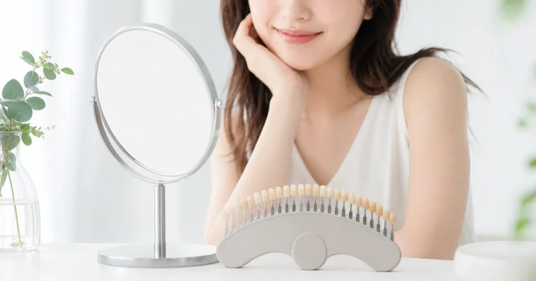鏡とシェードガイドで歯の白さの測り方を紹介するイメージ