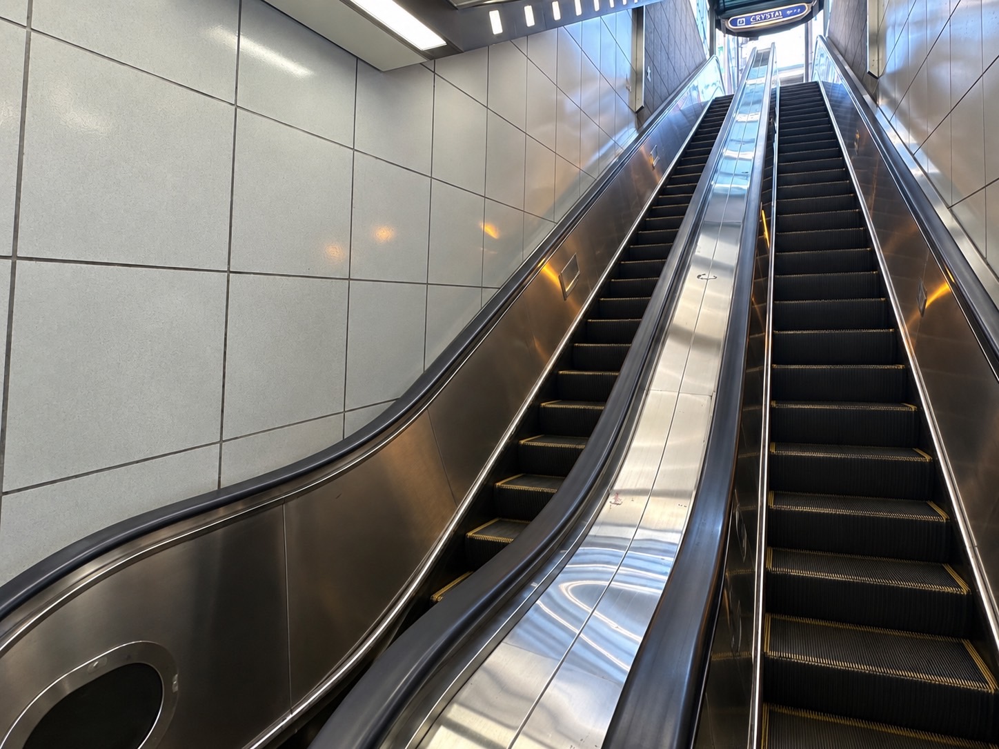クリスタ長堀北8番出口のエスカレーター