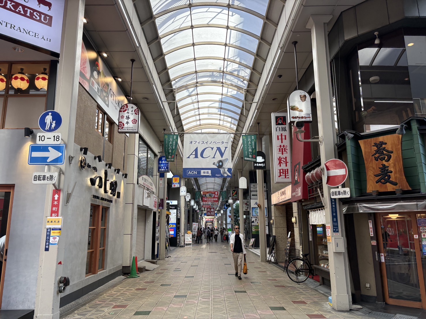 心斎橋筋商店街に入った先の通路