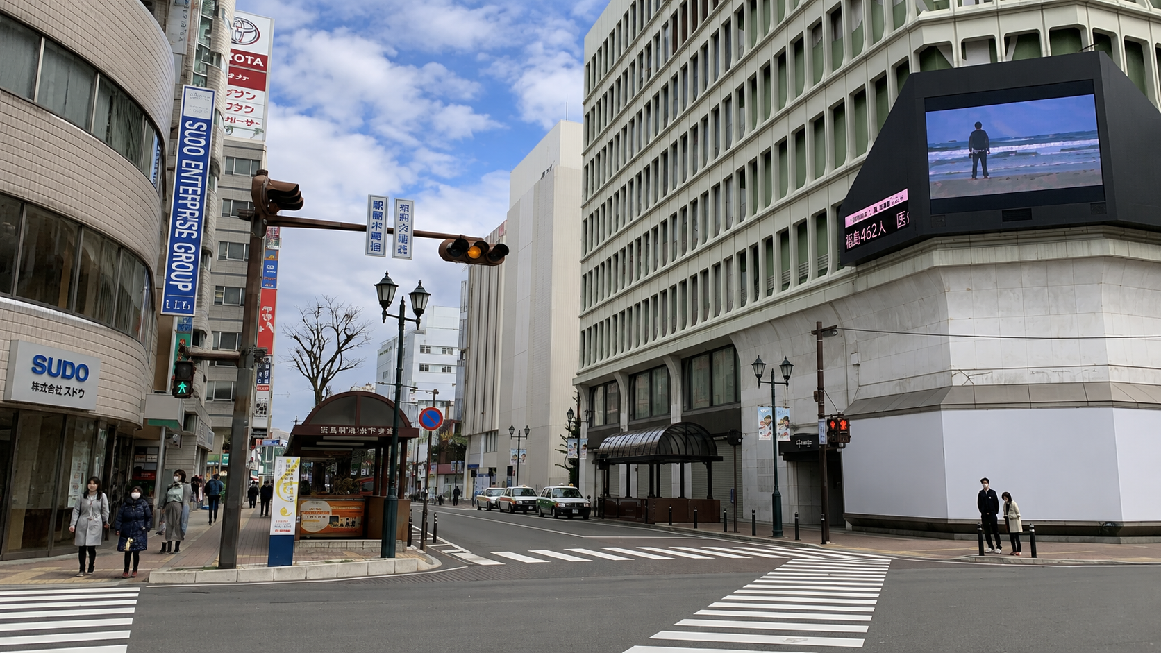 駅前通りを東へ進む