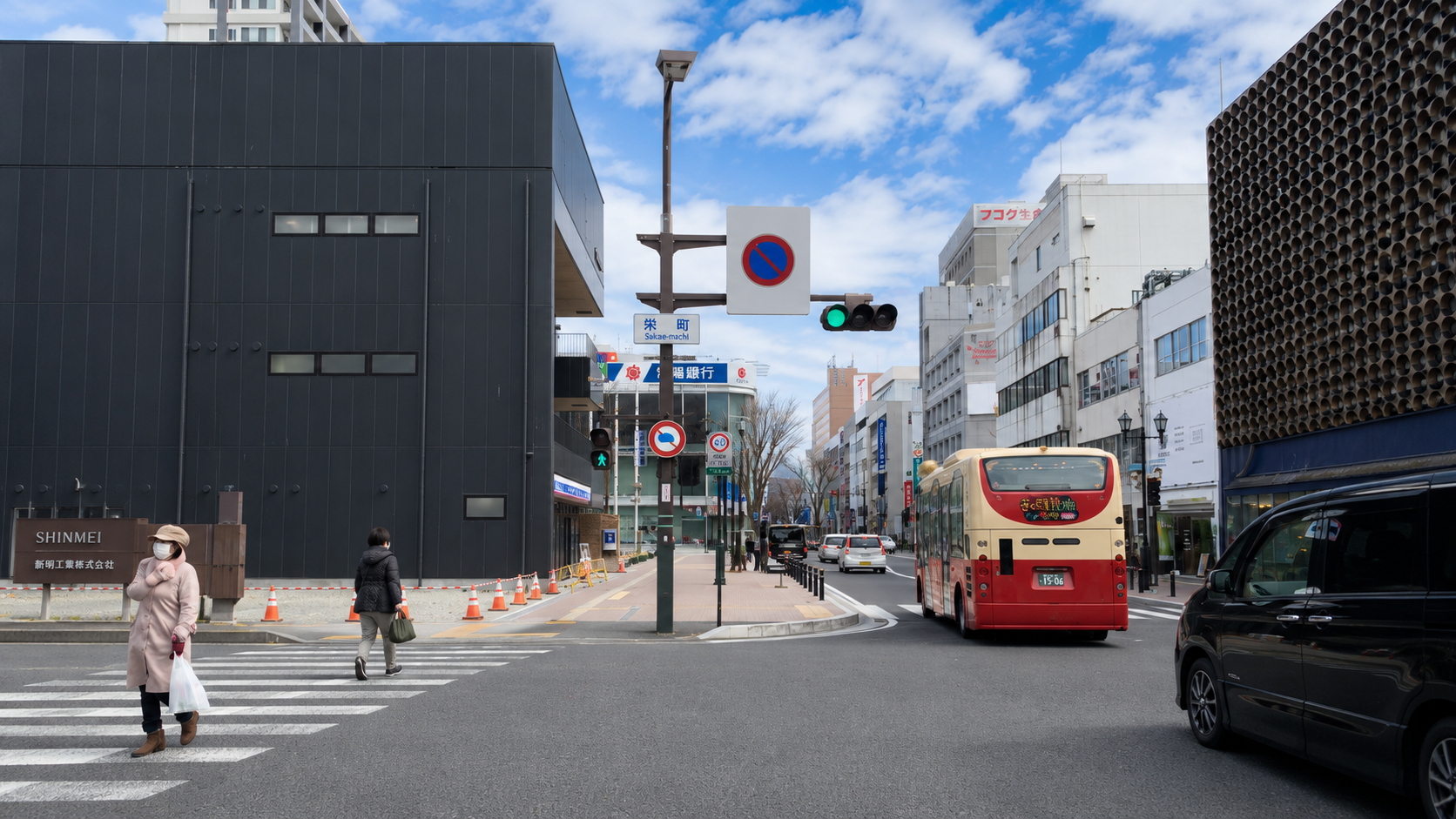 国道13号交差点からパセオ通り