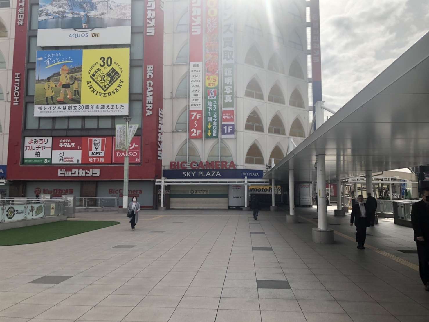 柏駅東口のビックカメラ前