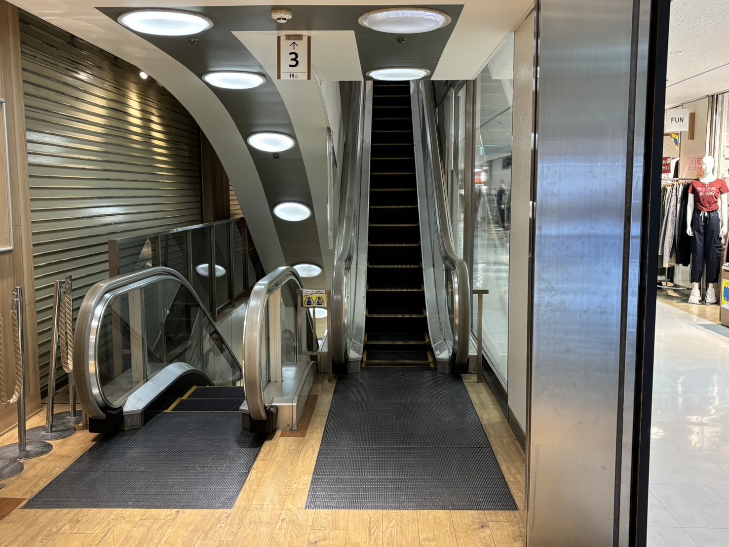 ファミリかしわ館内の5階へ向かうエスカレーター