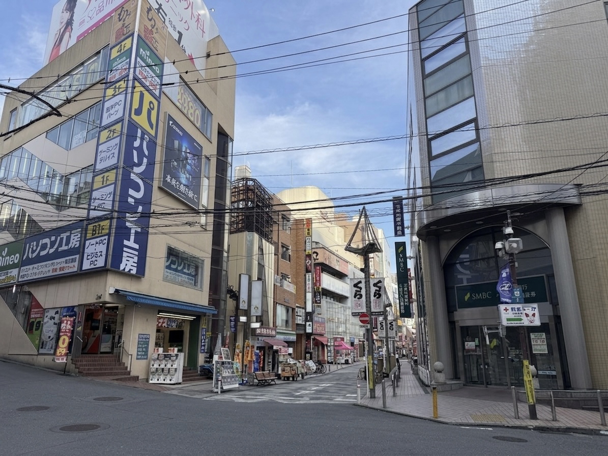 三井住友銀行とパソコン工房の間の道